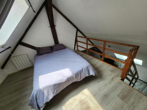 Ένα ή περισσότερα κρεβάτια σε δωμάτιο στο L'appartement d'Edmond Bour