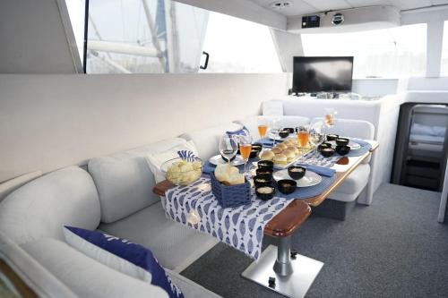 Una mesa con comida y bebidas en un barco. en She's Mine Yacht, en Catania