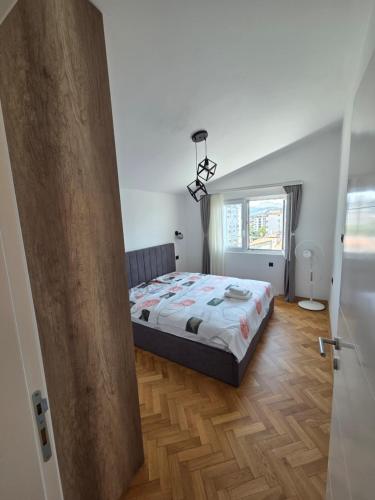 Ένα ή περισσότερα κρεβάτια σε δωμάτιο στο Dvosoban stan na dan Bar