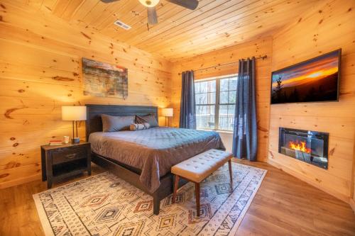 ein Schlafzimmer mit einem Bett und einem Kamin in der Unterkunft Smoky Ridge Retreat By Avada Properties in Sevierville