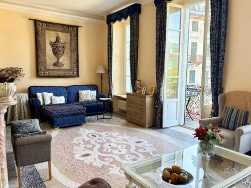una sala de estar con un sofá y una mesa en LISOLA Appartamento con vista lago, en Orta San Giulio