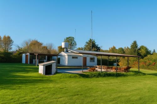 una casa con un gazebo su un campo erboso di Cabañas Zelat a San Rafael