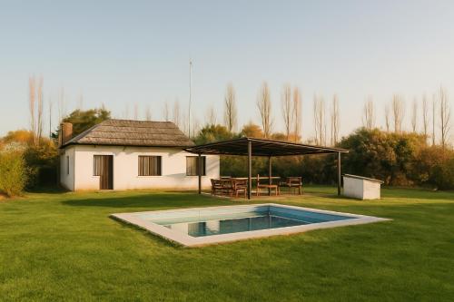 un cortile con piscina, tavolo e padiglione di Cabañas Zelat a San Rafael