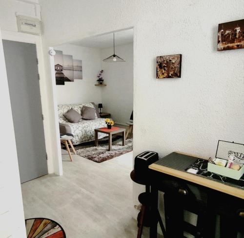 un salon avec un lit et une table dans l'établissement T1 Cosy au Centre Historique, à Narbonne
