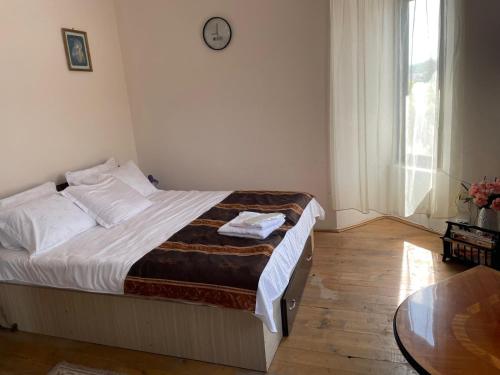 Ένα ή περισσότερα κρεβάτια σε δωμάτιο στο Casa Rujoiu