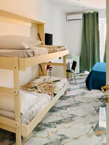 ein Zimmer mit drei Etagenbetten und Teppichboden in der Unterkunft Tp luxury in Neapel