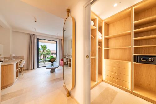 Hotel Brin d'Azur - Saint Tropez في سانت تروبيز: حمام مع مرآة وغرفة طعام