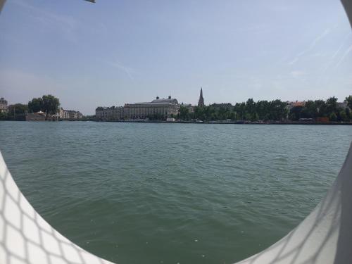 Péniche UHARTEA chambre d'hôtes \"Baionako Gambara\"