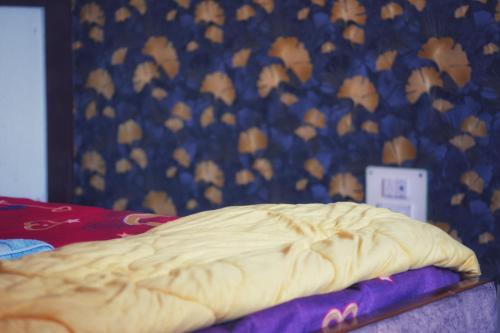 Ein Bett oder Betten in einem Zimmer der Unterkunft Rustic Retreat Homestay Deluxe Mountain view Room