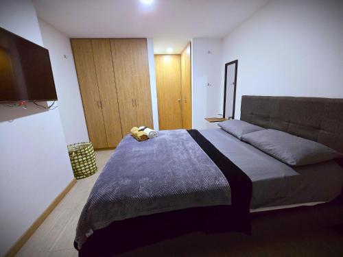 Ένα ή περισσότερα κρεβάτια σε δωμάτιο στο Comfortable and distinguished Apartment at the Bogota's northern
