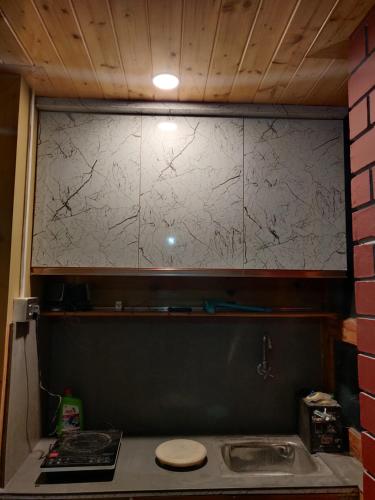 Η κουζίνα ή μικρή κουζίνα στο Raangyul Homestay