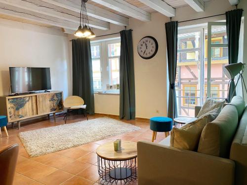 アンヴァイラー・アム・トリフェルスにあるFerienwohnungen Annweiler am Trifelsのソファとテレビのあるリビングルーム