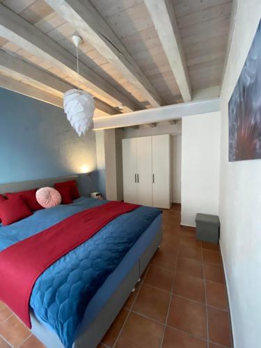 a bedroom with a large bed in a room at Ferienwohnungen Annweiler am Trifels in Annweiler am Trifels