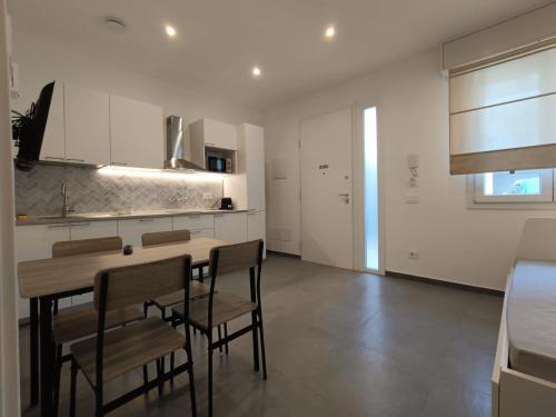 a kitchen and dining room with a table and chairs at Villa Bianca Appartamenti in Rimini