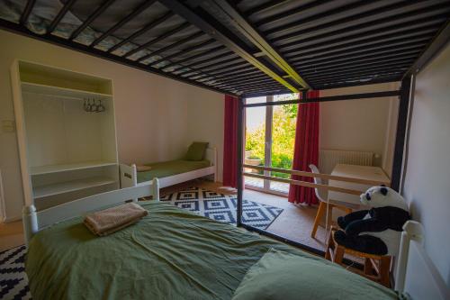 une chambre avec un grand lit et une fenêtre dans l'établissement Mas Des Lavandes, à Mandelieu-la-Napoule