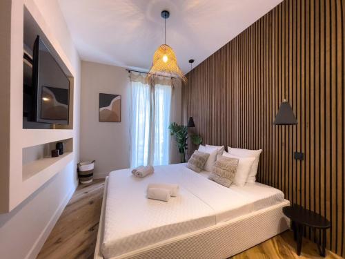 a bedroom with a large white bed with a window at Appartement Niçois - 3 Pièces au Centre in Nice