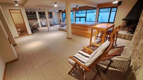 Una sala de estar con mecedoras y chimenea. en Apart Roca - UF 103, en San Martín de los Andes