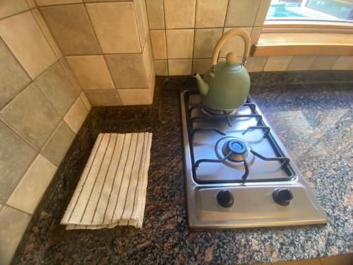 y cocina con hervidor de agua y fogones. en Apart Roca - UF 103, en San Martín de los Andes
