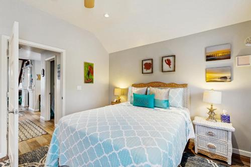 una camera da letto con un letto con un piumone blu di Mermaid Manor a Fort Bragg