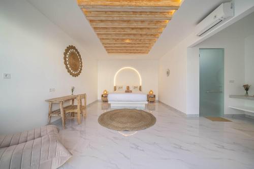 Ένα ή περισσότερα κρεβάτια σε δωμάτιο στο Modern 1BR Pool Villa in Bingin - K5-A