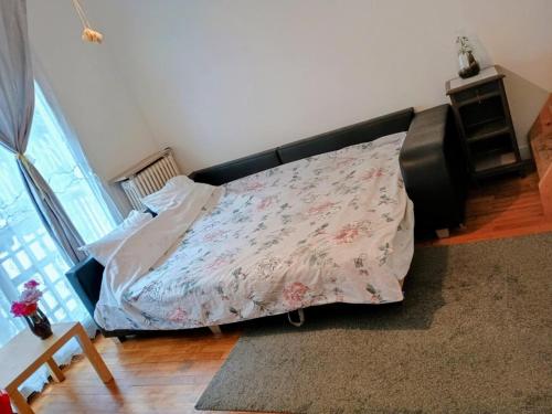 - un lit dans une chambre avec couverture dans l'établissement 1ChambrePrivée,GrandCanapé 1-2 Voyageurs,Cuisine &Toilette Partagées,1 Room Private ,Large Sofa 1-2 Guests Shares Kichen &Toilet, à Vitry-sur-Seine