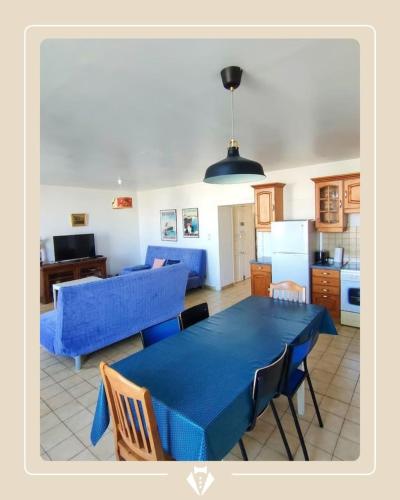 - un salon avec une table bleue et un canapé dans l'établissement AGDE : Vue exceptionnelle sur le Fleuve et grand appartement de 2 chambres au cœur du centre historique d'Agde., à Agde