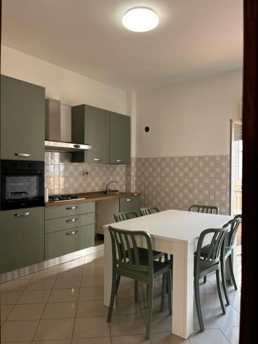 Η κουζίνα ή μικρή κουζίνα στο Tiffany's Apartment Olivarella