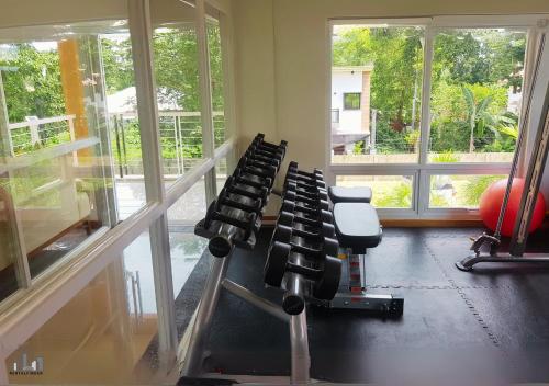 Pusat kecergasan dan/atau kemudahan kecergasan di Family Getaway 2BR Condo Near Palawan Airport with Gym - B2 1Kunzite