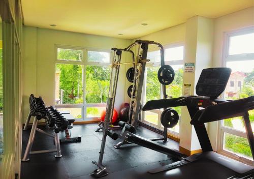 Pusat kecergasan dan/atau kemudahan kecergasan di Family Getaway 2BR Condo Near Palawan Airport with Gym - B2 1Kunzite