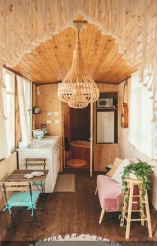 a chandelier hanging from the ceiling of a tiny house at צימרבוס שומרון in Rosh Ha‘Ayin