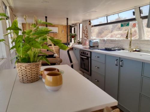a kitchen with a white counter and a sink at צימרבוס שומרון in Rosh Ha‘Ayin