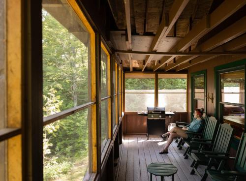 Et opholdsområde på Moose Point Cabin