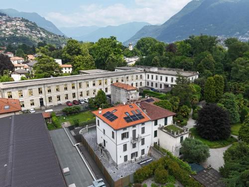 een uitzicht op een wit gebouw met een oranje dak bij Spazio Perlasca Apt 1 - Cernobbio Como Lake in Cernobbio