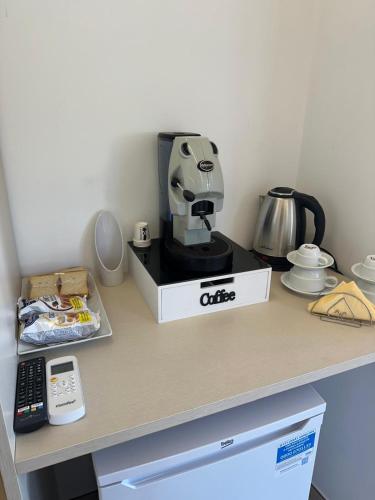 Příslušenství pro přípravu čaje a kávy v ubytování GoSe Rooms