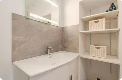 une salle de bain avec un lavabo et un miroir dans l'établissement 