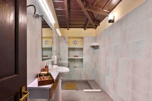 ein Badezimmer mit Waschbecken und Toilette in der Unterkunft Oak Lodge 5BD Vintage Home in Bhowāli