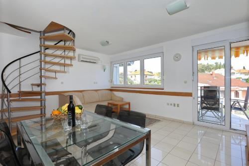 Gumbek11, Two Story, Two-Bedroom Apartment by the Sea