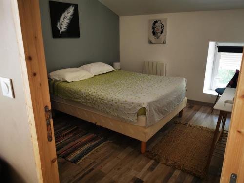 Een bed of bedden in een kamer bij Studio - Chez Ana et Jonathan