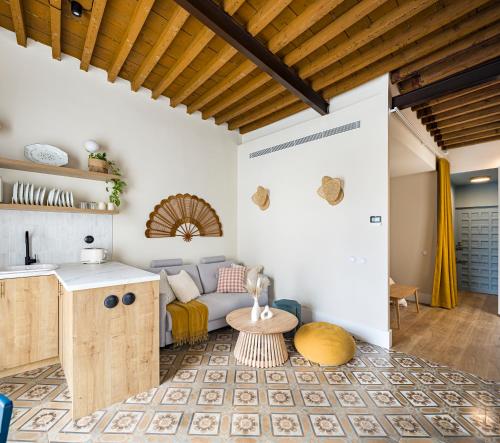 a living room with a couch and a table at La Casa del Caballero in Cartagena