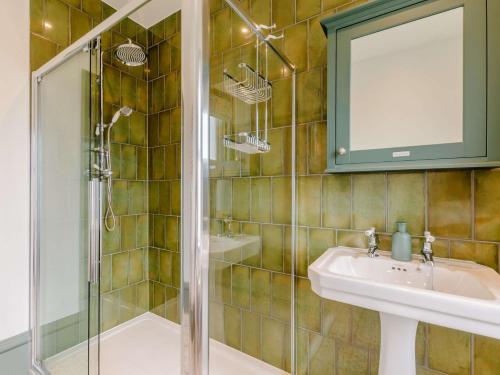 ein Badezimmer mit Dusche, Waschbecken und Spiegel in der Unterkunft 3 bed in Broadstairs 86736 in Broadstairs