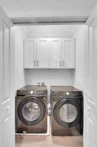 a washer and a washing machine in a kitchen at 21 Orchard Road in Island Retreat
