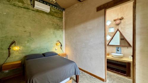Ένα ή περισσότερα κρεβάτια σε δωμάτιο στο Casa del Tunel Lodge in Getsemani