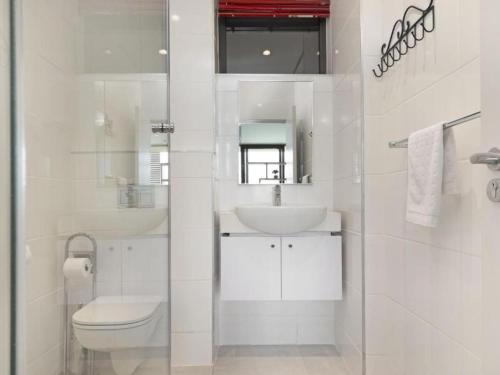 un bagno bianco con lavandino e WC di Zimbali Lakes Boulevard Suite, Euphoric Leisure a Ballito