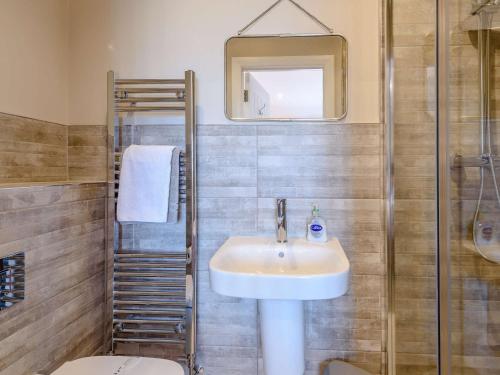 a bathroom with a sink and a shower at 3 Bed in Marston Montgomery 87450 in Marston Montgomery