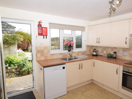 Η κουζίνα ή μικρή κουζίνα στο 2 bed property in Wadebridge 87231