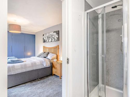Ένα ή περισσότερα κρεβάτια σε δωμάτιο στο 4 Bed in Porthmadog 81060