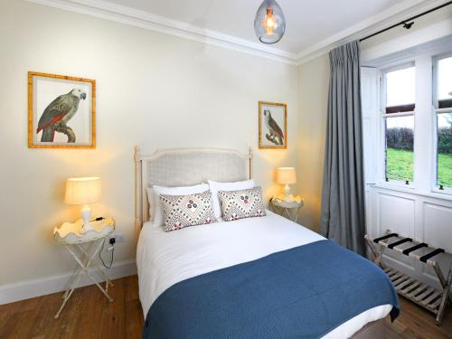 Una cama o camas en una habitación de 3 Bed in Lockerbie 95861