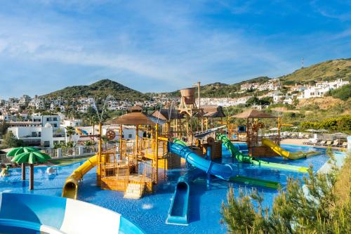 a water park with a bunch of water slides at FERGUS Club Carema Splash in Fornells