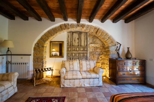 a living room with two chairs and an archway at Villa Cannamele in Carini
