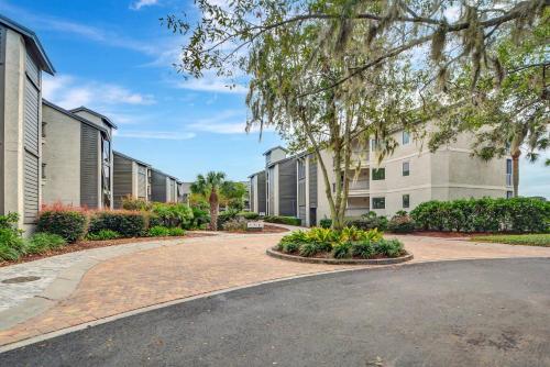 a driveway in front of apartment buildings at 294-1 Moss Oak Circle in Blackbanks
